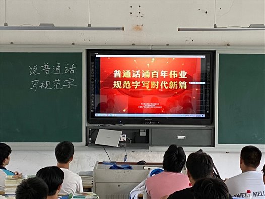 一群人在台上演讲&#xA;&#xA;描述已自动生成