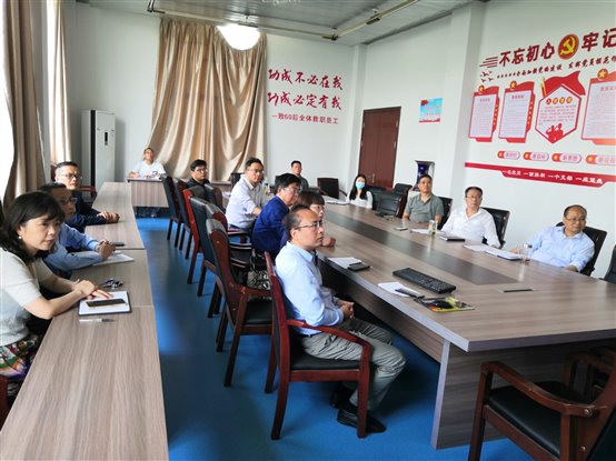 会议室里的人们

描述已自动生成